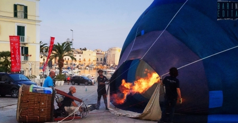 Le romantiche mongolfiere, c'� chi le fa librare in aria ancora oggi: ecco come